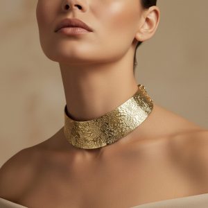 Choker dorado rígido MAB – Collar elegante y artesanal para invitadas